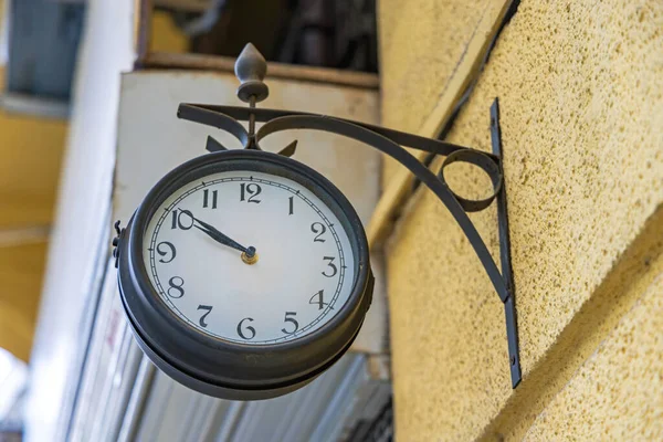 Retro Style Analog Clock Exterior Wall — Stock Photo, Image