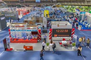 Belgrad, Sırbistan - 27 Nisan 2022: Büyük Salonda İnşaat Fuarı Fuarı Fuarı.