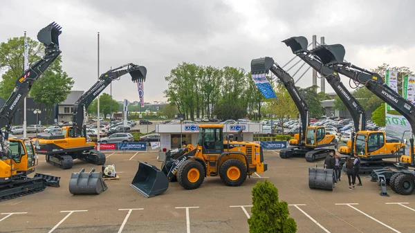 Belgrad, Sırbistan - 28 Nisan 2022: Ticaret Fuarı 'nda Koreli Hyundai İnşaat Makineleri.