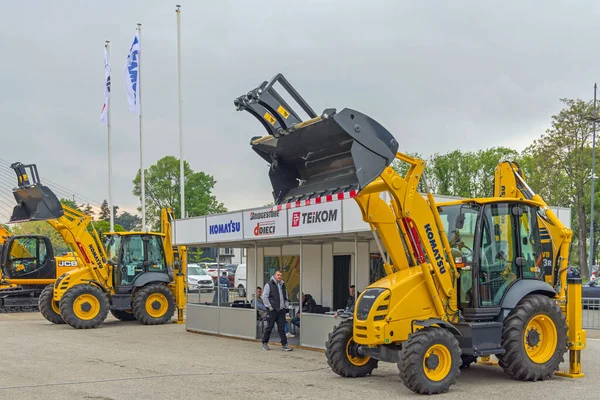 Belgrad, Sırbistan - 28 Nisan 2022: Japon Komatsu Fuarı Ticaret Fuarı Standı.