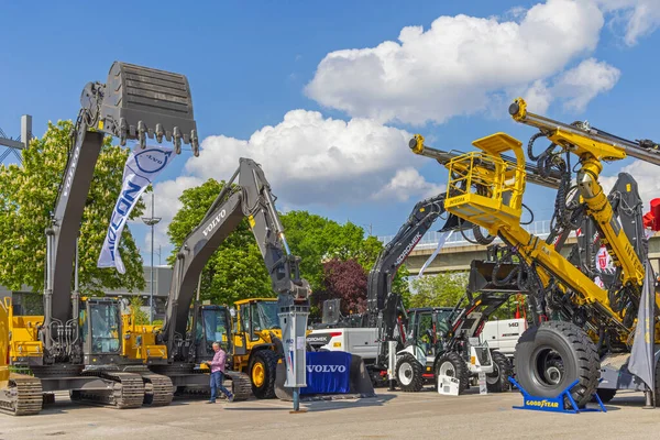 Belgrad, Sırbistan - 27 Nisan 2022: İnşaat Ticaret Fuarında Yeni Kazı Makineleri Volvo Fuarı Standı.