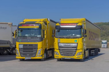 Belgrad, Sırbistan - 02 Ekim 2021: Güvenli Otoparktaki İki Kamyon Discordia Taşımacılık Lojistik Bulgar Şirketi.