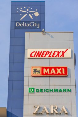 Belgrad, Sırbistan - 29 Mart 2022: Delta City Alışveriş Merkezi Alış veriş Merkezi Dış Kulesinde Marka İsimleri.