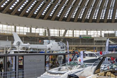 Belgrad, Sırbistan - 07 Nisan 2022: House Boat and Yachts Denizcilik Avlama Fuarı Büyük Fuar Salonunda Havacılık Gazeli Helikopteri.