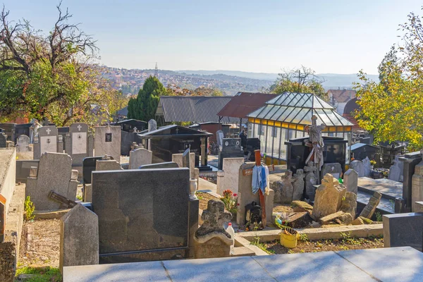 2021年10月30日 塞尔维亚贝尔格莱德 卡卢杰里卡上方的大型坟场 — 图库照片