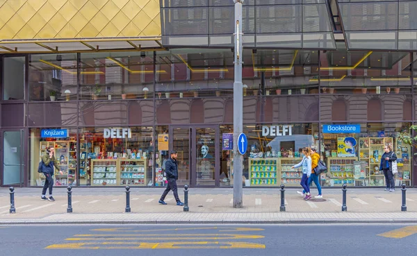 塞尔维亚贝尔格莱德 2022年4月17日 以著名塞尔维亚作家和诗人Milos Crnjanski的名字命名的德尔菲连锁书店 位于首都市中心 — 图库照片