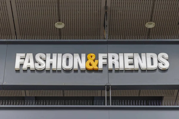 Belgrad, Sırbistan - 09 Nisan 2022: Modern Alışveriş Moda ve Arkadaşları MultiBrand Company 3d Logo İşareti.