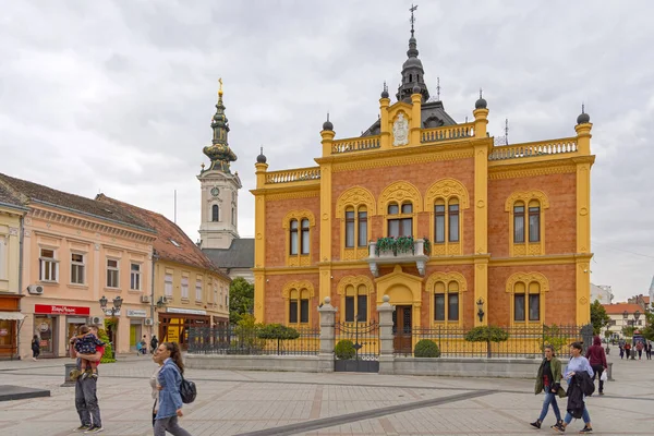 Novi Sad, Sırbistan - 21 Eylül 2021: Zmaj Jovina Sokak Merkezindeki Piskopos Sarayı ve Aziz George Katedrali.