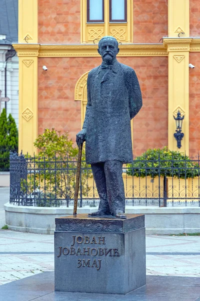 2021年9月21日 塞尔维亚诺维萨德 位于市中心Zmaj Jovina街的Jovan Jovanovic Zmaj历史地标铜像 — 图库照片