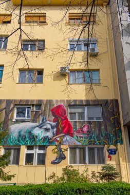 Belgrad, Sırbistan - 01 Nisan 2022: Grimm Caddesi Kardeşler Sokağı 'ndaki Peri Masalı Kırmızı Başlıklı Kız Evi.