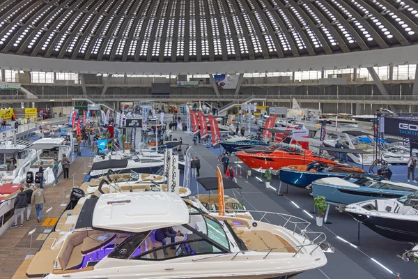 Belgrad, Sırbistan - 07 Nisan 2022: Büyük Fuar Salonunda Denizcilik Avı Balıkçılık Fuarında Yatlar ve Tekneler Fuarı.
