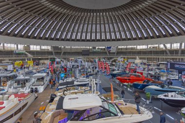 Belgrad, Sırbistan - 07 Nisan 2022: Deniz Av Balıkçılığı Fuarı Büyük Fuar Salonu 'nda Tekneler ve Yatlar.