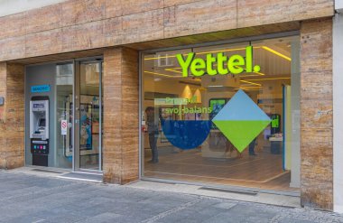 Belgrad, Sırbistan - 30 Mart 2022: Knez Mihailova Caddesi 'ndeki Yeni Yettel Telekomünikasyon Şirketi Dükkanı.