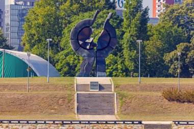 Belgrad, Sırbistan - Ekim 04, 2021: İkinci Dünya Savaşı 'nda Sajmiste Toplama Kampı Mağdurları İçin Bronz Anıt.