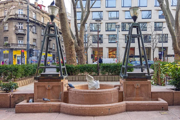 Belgrad, Sırbistan - 15 Mart 2022: Makedonska Caddesi 'ndeki Mermer Taş Radyo Belgrad Su Çeşmesi Anıtı.