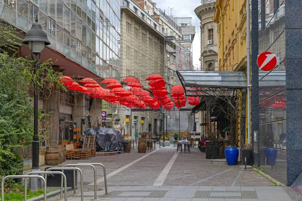 Βελιγράδι Σερβία Απριλίου 2022 Μικρή Οδός Κόκκινες Ομπρέλες Στο Κέντρο — Φωτογραφία Αρχείου