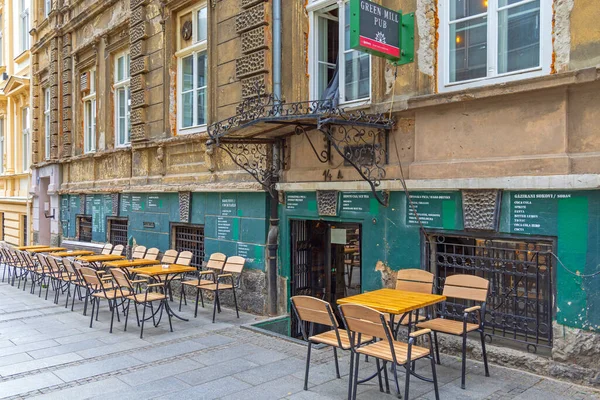 Belgrad, Sırbistan - 09 Nisan 2022: Raiceva Caddesi Bahar Günü 'nde Green Mill Pub.