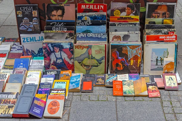 Belgrad, Sırbistan - 09 Nisan 2022: Pasif LP Vinil Plak ve Eski Kitaplar Cadde 'de Satılıyor.