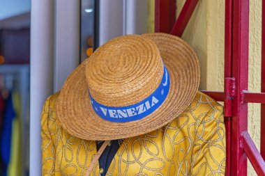 Belgrad, Sırbistan - 30 Mart 2022: Venedik İtalyan Gondolcu Hat Venezia Ribbon Hediyelik Eşya Dükkanı.