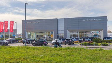 Belgrad, Sırbistan - 03 Kasım 2021: İngiliz Motor Şirketi Jaguar ve Belgrad 'daki Land Rover bayiliği.
