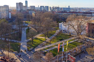 Belgrad, Sırbistan - 18 Şubat 2022: Soğuk Kış Sonrası Şehir Hayatı Tiyatrosu 'nda Park Manjez ve Yugoslav Drama Tiyatrosunun Havadan Görünümü.