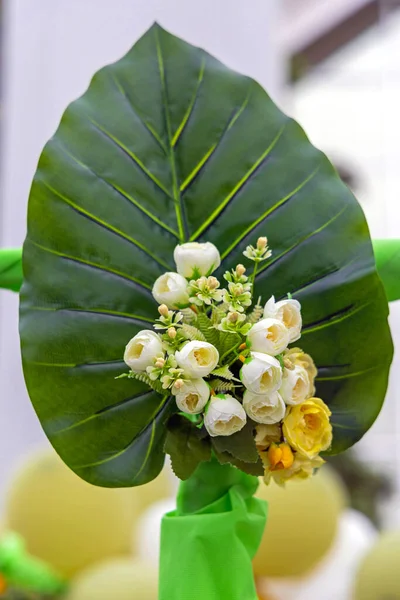 Λευκά Λουλούδια Μεγάλο Φύλλο Ρύθμιση Γάμου Διακόσμηση — Φωτογραφία Αρχείου