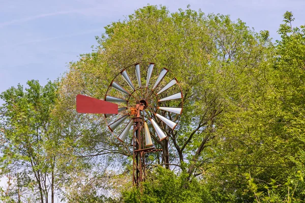 Rusty Old Style Wind Turbine Woods —  Fotos de Stock