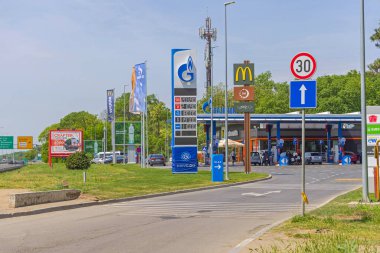 Belgrad, Sırbistan - 08 Mayıs 2022: Gazprom Otoyolu 'ndaki Zmaj Petrol İstasyonuna Giriş Yolu Rus Petrol Şirketi Neft.