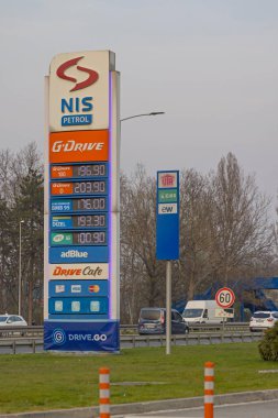 Belgrad, Sırbistan - 29 Mart 2022: Yeni Fiyatlı Totem Kulesi Başkent Otobanı Nis Petrol İstasyonu Zmaj.