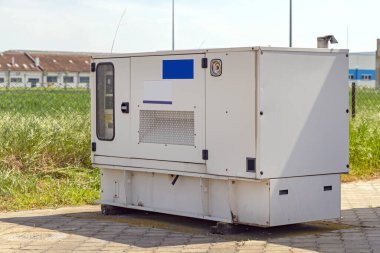 Sanayi binasının arkasındaki elektrik jeneratörünü bekleyin.