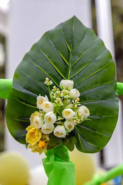 White Flowers Big Leaf Wedding Arrangement Decoration — Stock Fotó