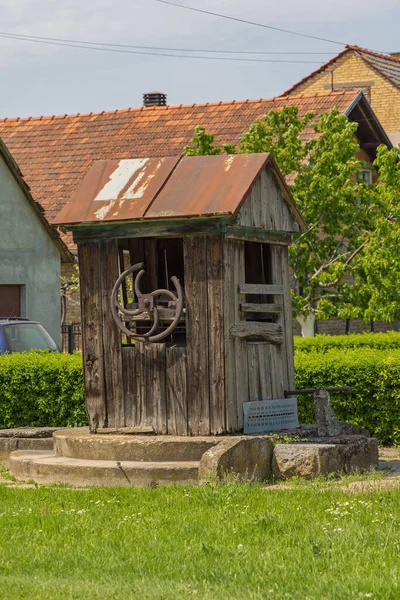 Rozsdás Szerkezet Weathered Fatáblák Elhagyott Vízkútnál — Stock Fotó