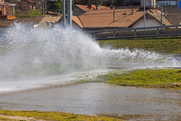Broken Fire Hydrant Spraying Water Stree Park — Stock Photo, Image