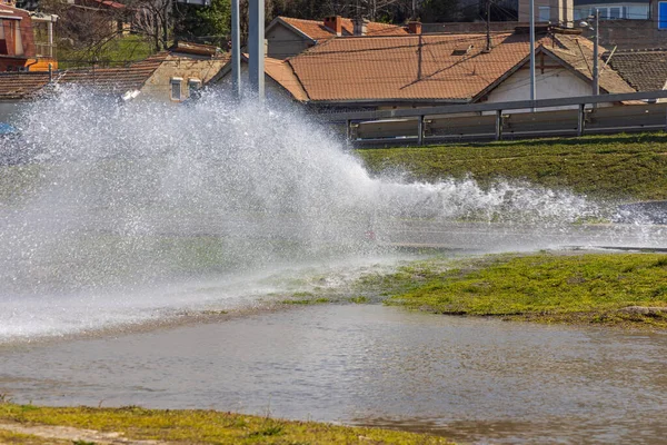 木や公園で壊れた消火栓噴き出す水 — ストック写真