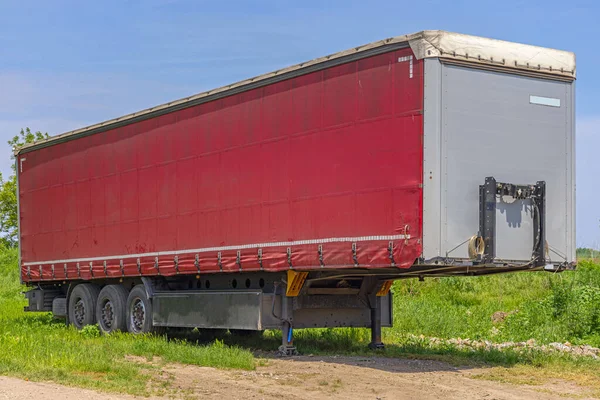 Rimorchio Carico Camion Rosso Parcheggiato Campo Erba — Foto Stock