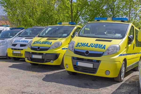 Birçok Ambulans Aracı Acil Van Önü Görünümü Otoparkta Bekliyor — Stok fotoğraf