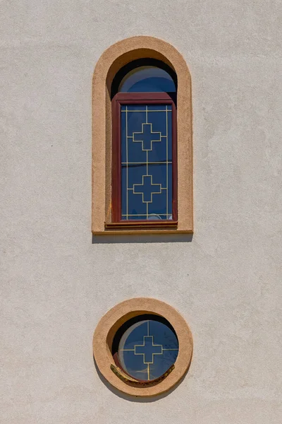 Δύο Παράθυρα Σταυρό Σύμβολα Στο Κτίριο Της Νέας Εκκλησίας — Φωτογραφία Αρχείου
