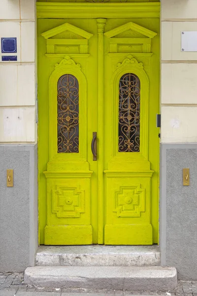 Closed Double Green Wooden Door Building Entrance — Stockfoto