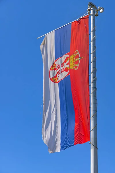 Very Large Serbian Flag Tall Pole Blue Sky — Stockfoto