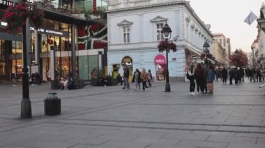 Belgrad, Sırbistan - 08 Ağustos 2021: Başkent Merkezinde Knez Mihailova Caddesi Pedestrian Zone Sıcak Yaz Gününde Yürüyen İnsanlar.