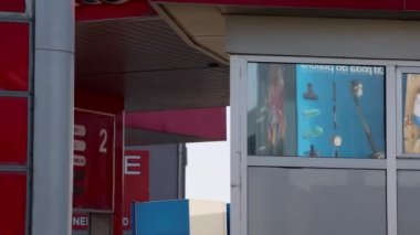 Belgrad, Sırbistan - 22 Mart 2022: Şehir tavasındaki Knez benzin istasyonunda Led Fiyatlı Modern Totem Kurulu.