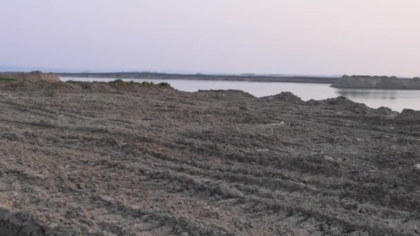 Gran Operación Riverbed Arena Minería Excavación Lago Agua Ambiente Pan — Vídeo de stock