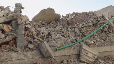 Beton Döküntüler Arasında Sürmek Çökmüş Bina Harabeleri