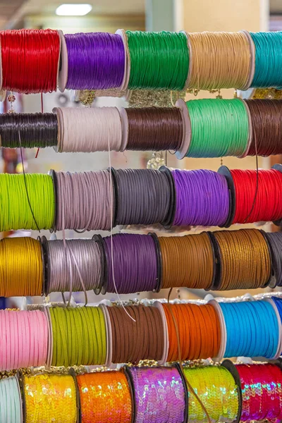 Cordas Coloridas Correntes Material Artesanato Joalharia Bobinas — Fotografia de Stock
