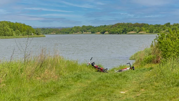 Deux Vélos Posés Dans Herbe Par Big Lake Water — Photo