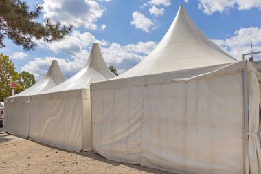 Açık Hava Olayları İçin Beyaz Plastik Çadırlar Sıraya