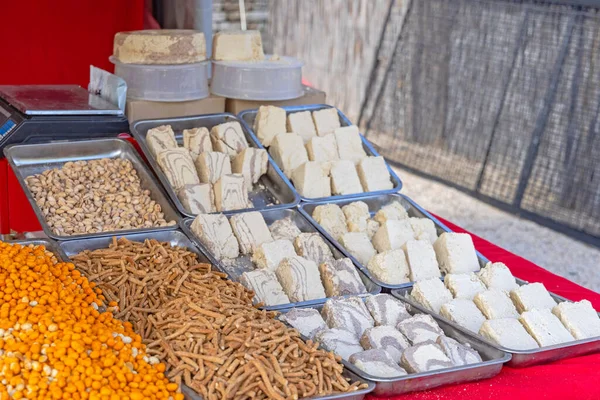 Market Stall 'da Orta Doğu' dan Değişik Tatlılar Halva Şekerlemeleri
