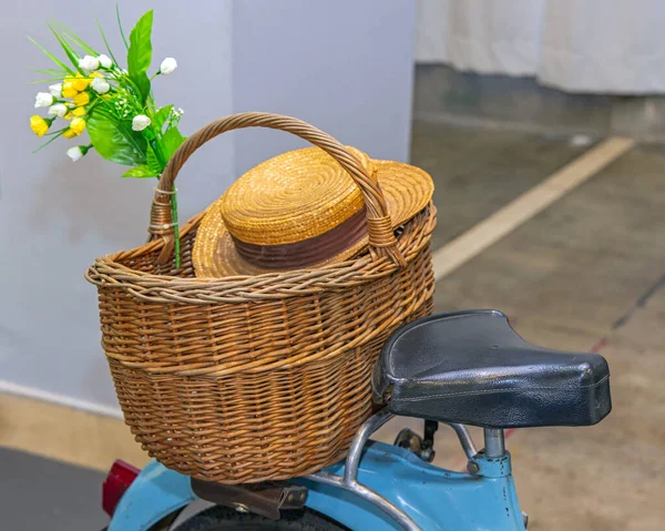 Cesto Vimini Con Cappello Paglia Alla Moto Scooter — Foto Stock