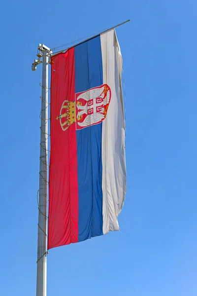 Very Large Serbian Flag Tall Pole Blue Sky — Stockfoto
