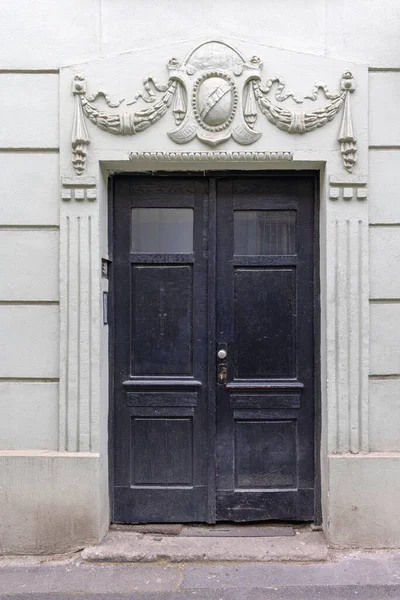 Κλειστή Διπλή Μαύρη Πόρτα Παλιά Είσοδος Κτιρίου — Φωτογραφία Αρχείου